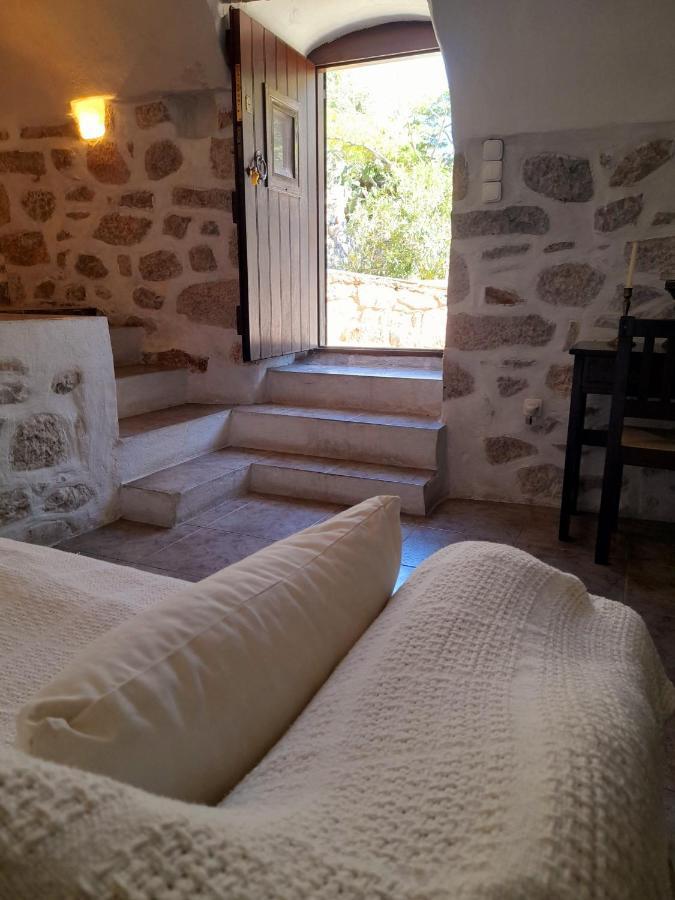 The Two Carob Trees, Traditional Stonehouse, Nikandri, Pirgos Diros Appartement Lefkias Buitenkant foto