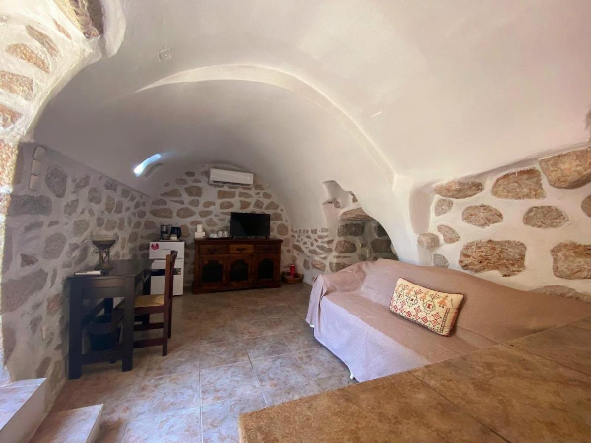 The Two Carob Trees, Traditional Stonehouse, Nikandri, Pirgos Diros Appartement Lefkias Buitenkant foto